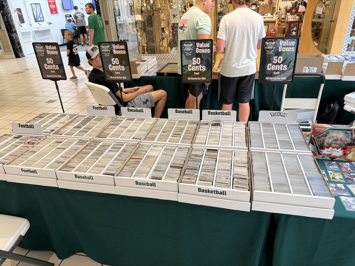 eddiemcpigskin's tweet image. Card Shows aren’t just buy &amp;amp; sell events.

They’re full of networking, learning, discovering new cards &amp;amp; meeting new people!

There are times where the conversations and knowledge is worth more than any cardboard I could have gotten. 

It’s a magical part of #TheHobby. 🤩