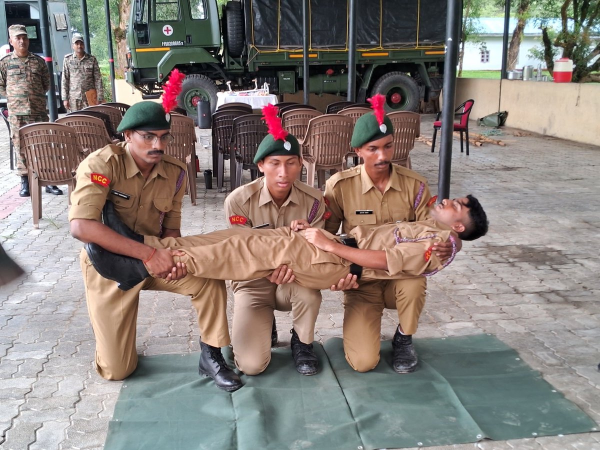 Spearcorps's tweet image. Spear Healers of #AMC under the aegis of #SpearCorps conducted a vital Military Hospital Attachment Camp at 402 Field Hospital Likabali, #ArunachalPradesh for #NCCCadets.
From CPR demos to fracture Management & field logistics, the #NCCCadets trained hard, ready to be the first…