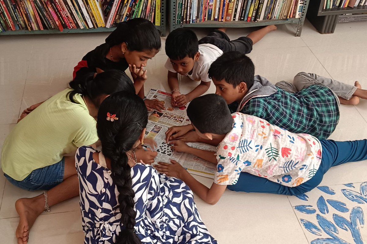 readingkafka's tweet image. Kids solving a crossword puzzle together in the rural public library. 

Fun way to learn together! 

#kidsinlibraries #publiclibrariesforall 🌷🌿📚