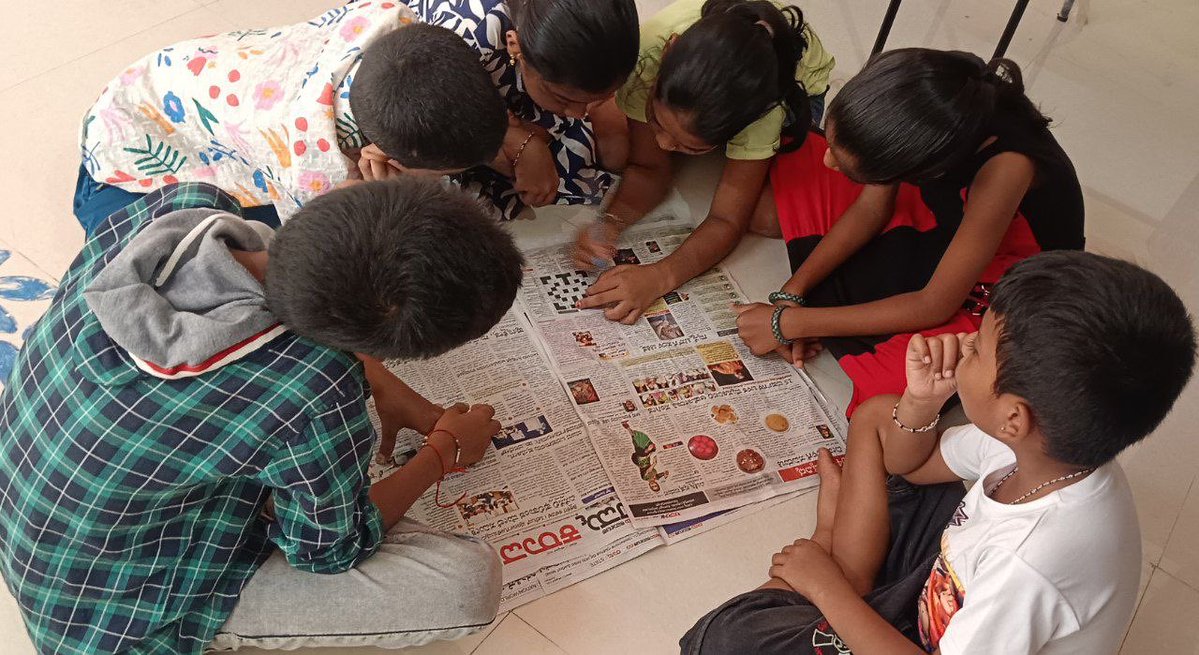 readingkafka's tweet image. Kids solving a crossword puzzle together in the rural public library. 

Fun way to learn together! 

#kidsinlibraries #publiclibrariesforall 🌷🌿📚