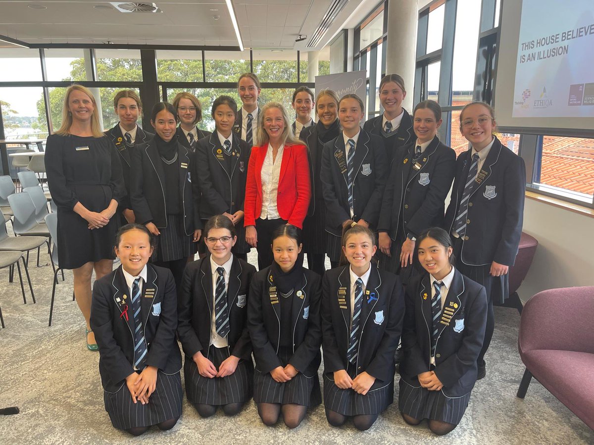 AC_Learning_'s tweet image. Love a #throwbackphoto. Wonderful Iona Presentation College students and their amazing teachers - from August 2022. 
#academylearningontour2022 #academylearning #giftedandtalented #stretchandchallenge #enrichmentdays #masterclass #academyconferences