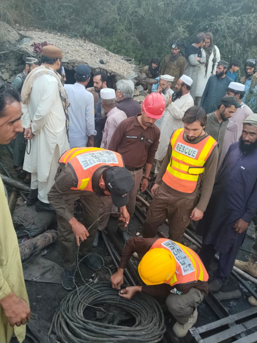TNNEnglish's tweet image. #Parachinar: A coal mine collapsed in Tora Warai after an explosion, trapping six workers.

In the Tora Warai area of District #Kurram, the ground caved in during blasting operations when the underground water level suddenly rose, resulting in six #workers being trapped inside…