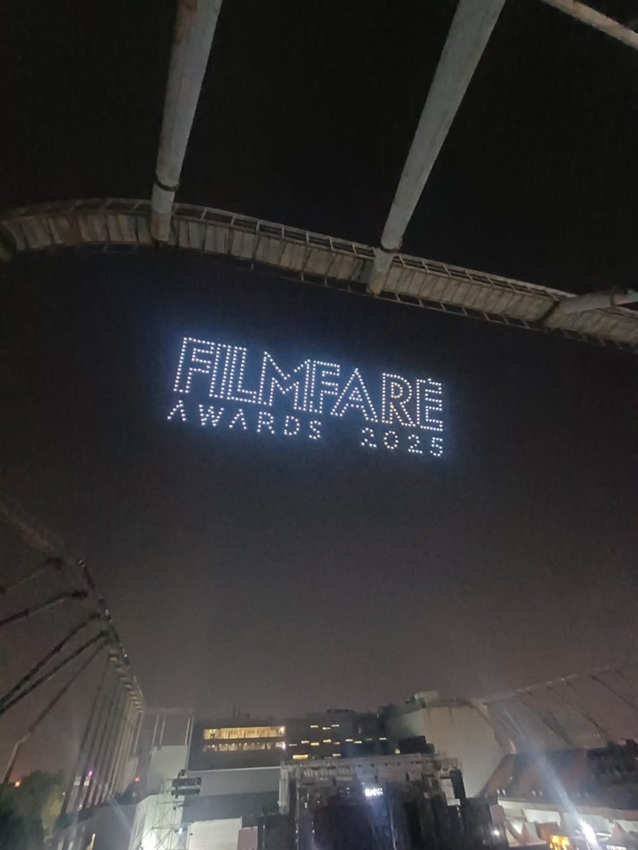 teamsrkfc's tweet image. The signature pose with drones 😍❤️

The Filmfare Awards 2025 kickstarted with a bang 🤯

#ShahRukhKhan #SRK #TeamShahRukhKhan #FilmfareAwards2025