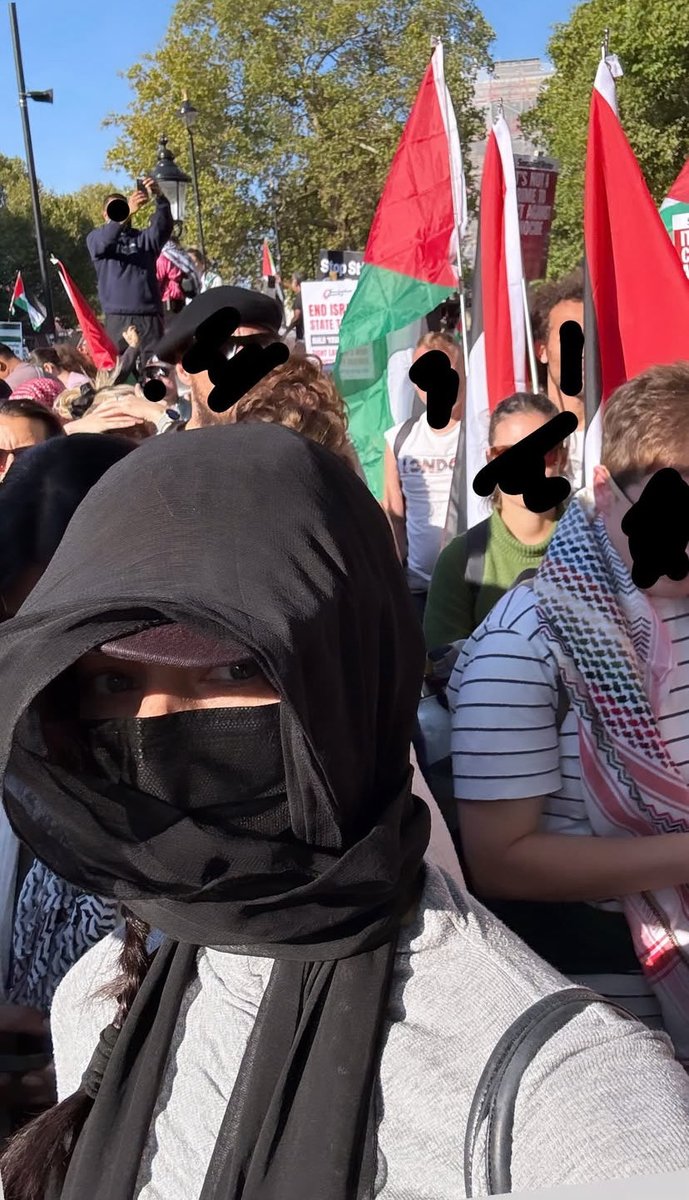 Caroline Polachek is in London at a pro-Palestine protest 🇵🇸