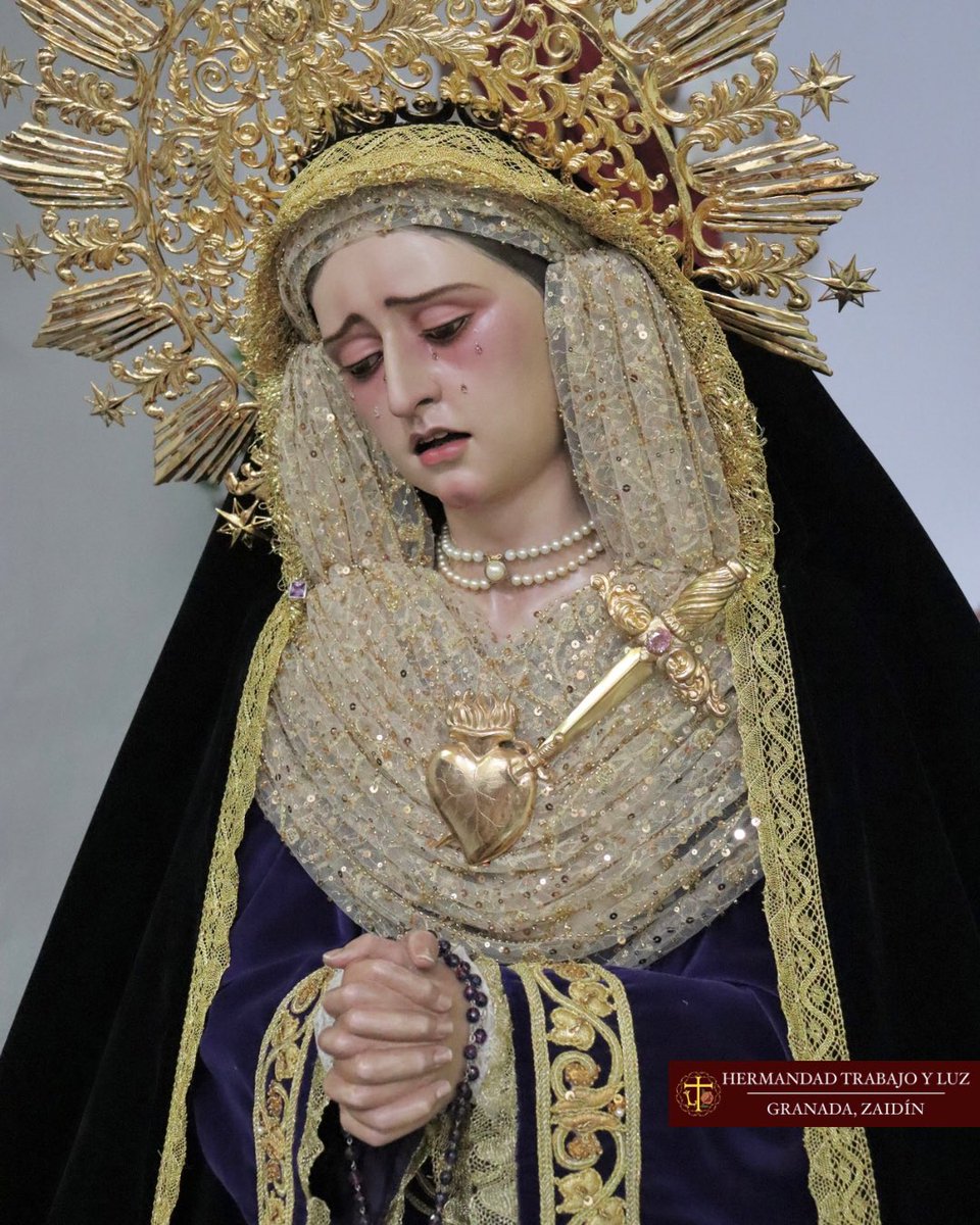 HdadTrabajoyLuz's tweet photo. #Actualidad • María Santisima del #Consuelo ya se encuentra ataviada por su magistral #vestidor D. Álvaro Abril, para la conmemoración de los fieles #difuntos.

Para la ocasión, luce manto de terciopelo negro, saya de terciopelo morado, #diadema de capilla y joyas varias.

(1/2) https://t.co/BC1xd4Vnxt