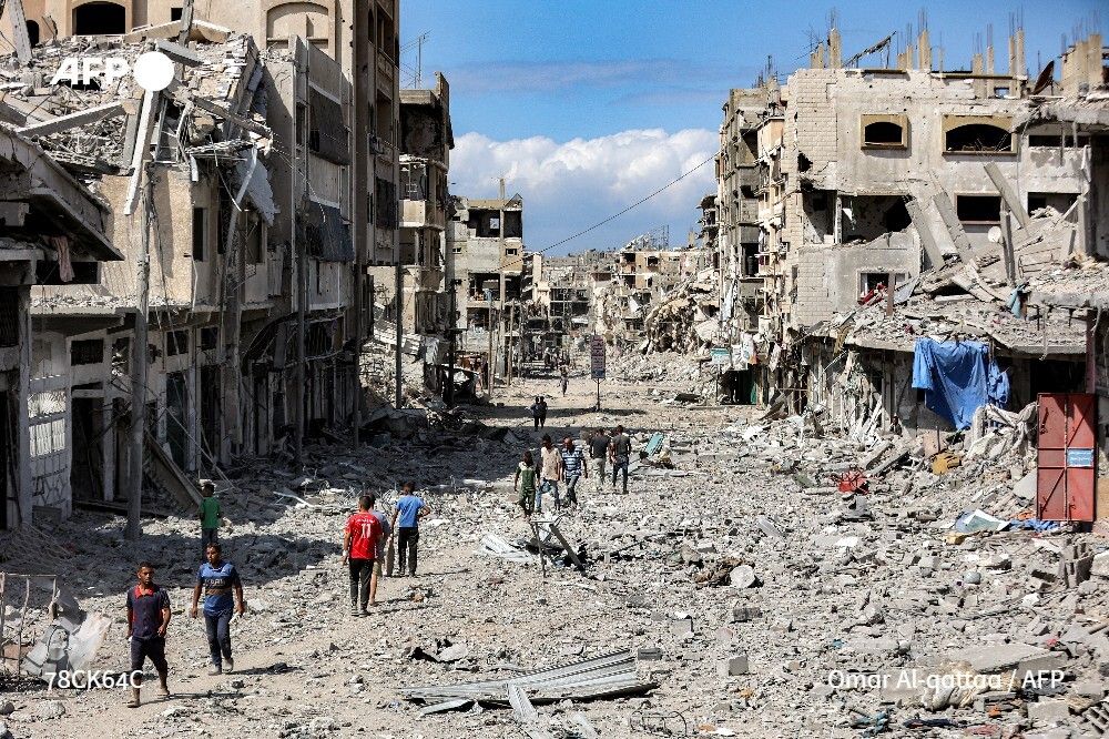 afpfr's tweet image. Le désarmement du Hamas, prévu dans le cadre du plan du président américain Donald Trump visant à mettre fin à la guerre à Gaza, est &quot;hors de question&quot;, a affirmé samedi à l&apos;AFP un responsable du Hamas