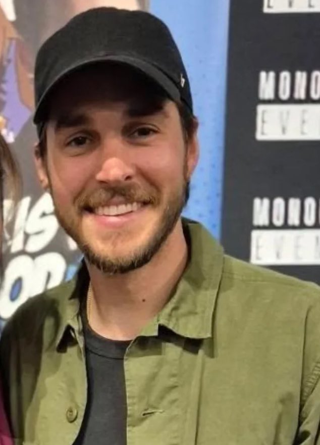cwthinker's tweet photo. one thing about our man is that he loves himself a cap (he’s looking extra squishable today 🤏🏻) https://t.co/uIsduyUaIg