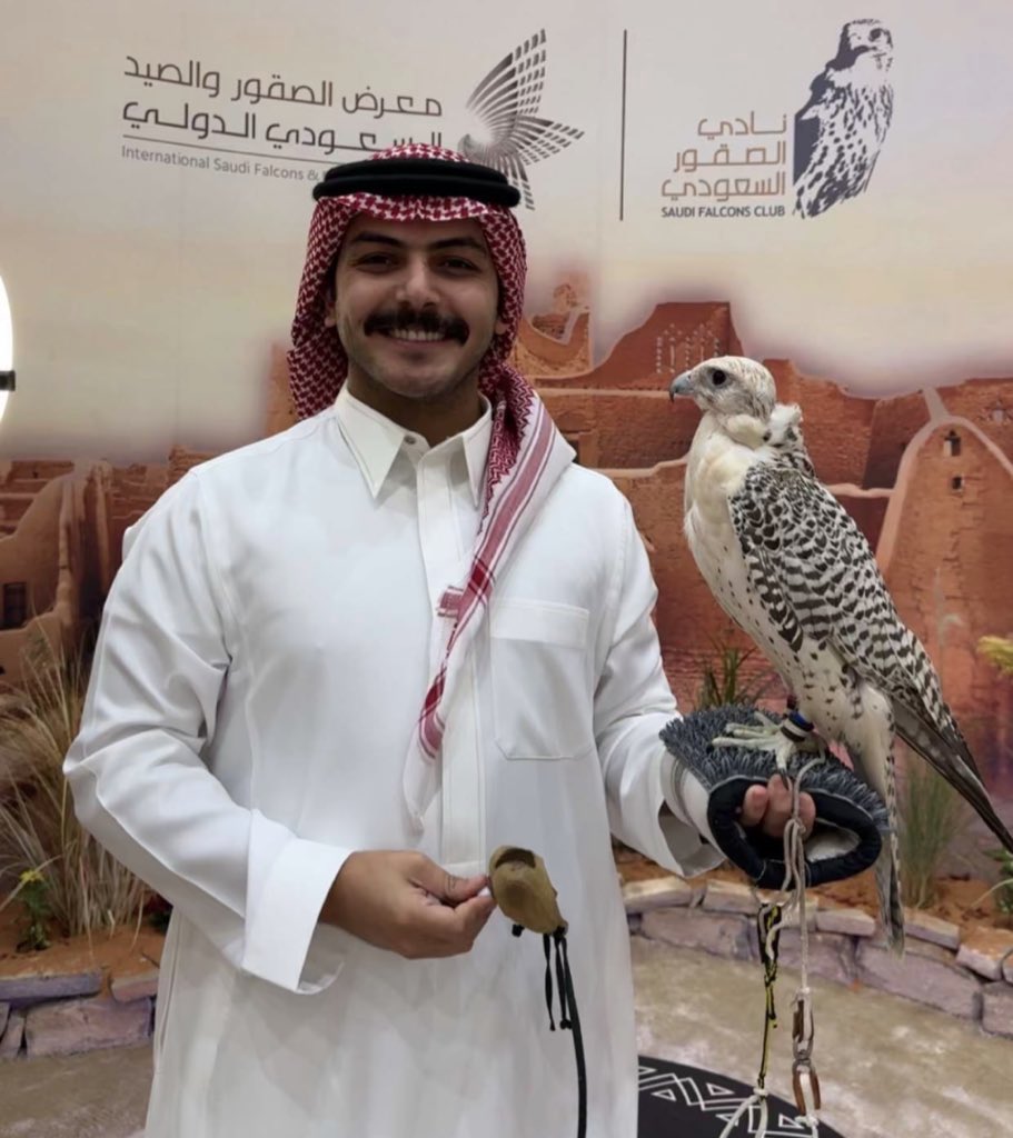 xiiu_26's tweet image. من تواجد المؤثر #سلطان_بن_نايف 
في اليـوم العاشر والأخيـر لـِ معرض الصقور والصيد السعودي الدولي 2025🤍.

كامل تفاصيل التغطية هِنا⇣
snapchat.com/add/snaif_111
#عالم_يشبهك #معرض_الصقور_والصيد_السعودي_الدولي
