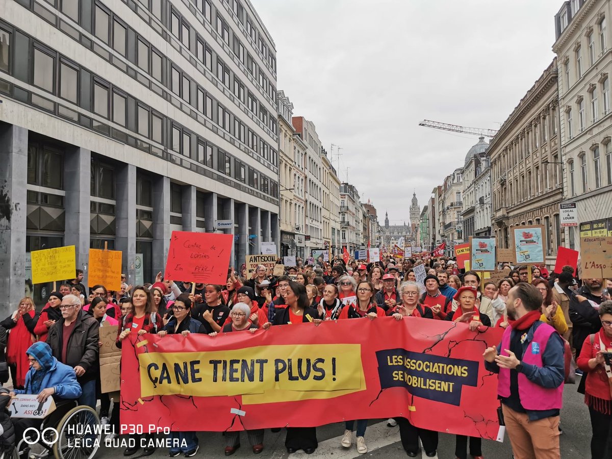Nous étions des milliers de personnes aujourd’hui dans les rues de #Lille : associations, centres sociaux, acteurs du lien social et du sport unis pour alerter sur la situation économique.

🔊 #ÇaNeTientPlus !