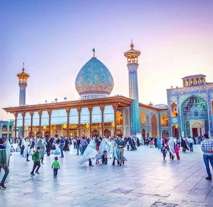 شاهچراغ، آرامگاه برادر امام علی بن موسی الرضا، یکی از مهم‌ترین زیارتگاه‌های شیعیان است. این مکان که در شیراز قرار دارد، نه تنها از لحاظ مذهبی اهمیت دارد بلکه معماری زیبای آن با کاشی‌کاری‌های زیبا ، یکی از زیباترین آثار معماری اسلامی ایران به شمار می‌آید

#ایران_جان
#فارس_ایران