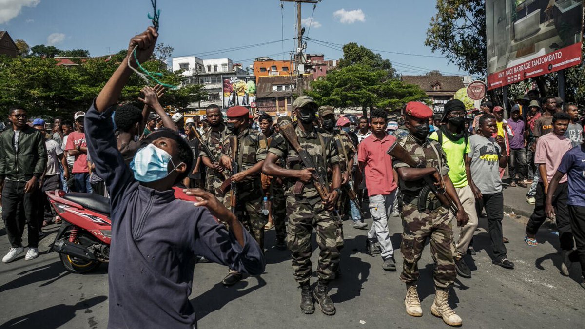 Africa_Univers1's tweet image. 🇲🇬 #Madagascar | Rising tensions in Antananarivo as a military unit urges troops to disobey orders to fire on protesters. ⚠️
A powerful signal of internal division as nationwide unrest deepens. The nation stands at a critical crossroads.
#Protests #HumanRights #PoliticalCrisis
