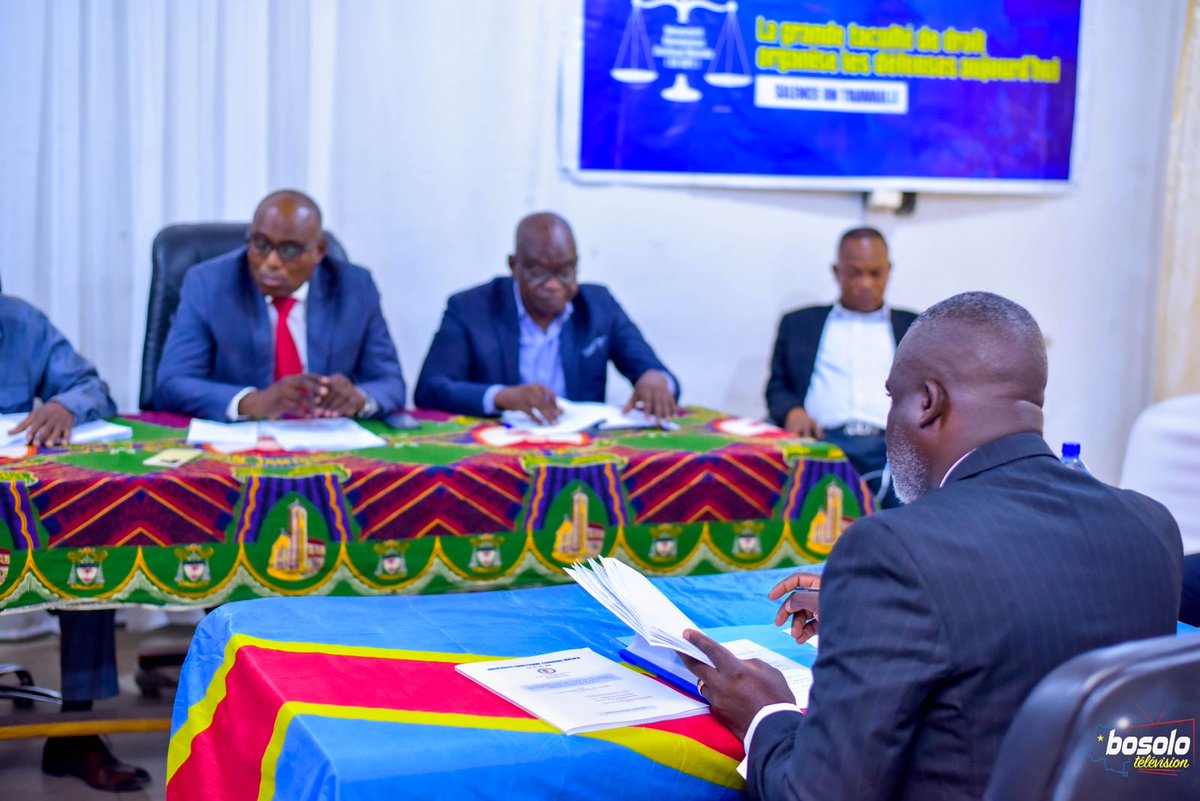 IsralMutombo11's tweet photo. Devant un jury composé de professeurs, j'ai eu l'opportunité de défendre mon travail de fin d'études en Droit privé et judiciaire, axé sur « La protection de l'enfant en droit positif congolais face au phénomène dit des enfants de la rue ». Le Très-Haut nous a accompagnés tout au long de cet exercice scientifique jusqu'au bout. Nous lui exprimons toute notre gratitude.