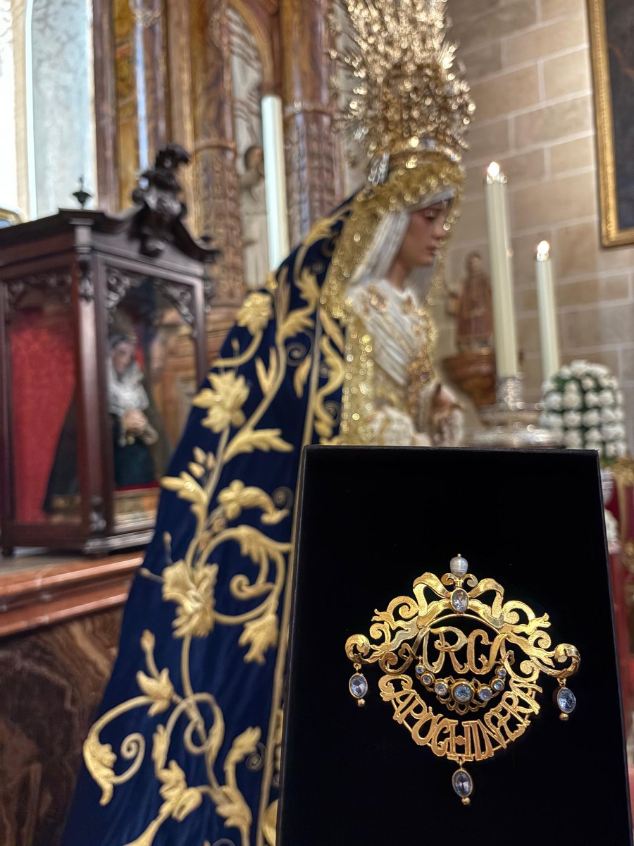 11 de octubre de 2025.
Un sueño hecho realidad.
El submarino regala a María Santísima del Gran Perdón un broche en plata de ley con baño de oro y piedra circonita con la leyenda "Arca Capuchinera".
#CofradíasMLG