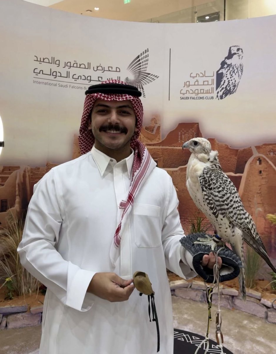 shad_yd's tweet image. ختام #معرض_الصقور_والصيد_السعودي_الدولي
بيكون مسك بتغطية #سلطان_بن_نايف ❤️
كل سنة يثبت إن حضوره يضيف طابع خاص للحدث
تابعوا التغطية و عيشوا الأجواء من قلب المكان هِنا ↯
snapchat.com/add/snaif_111