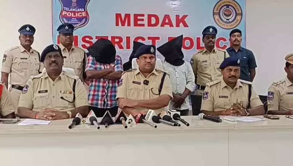 hydnewshunt's tweet image. Telangana police solved a robbery case in Narsapur within four days, arresting three men and recovering a car and mobile phones.

#TelanganaPolice #CrimeNews #Narsapur
hyderabadnewshunt.com/telangana-poli…