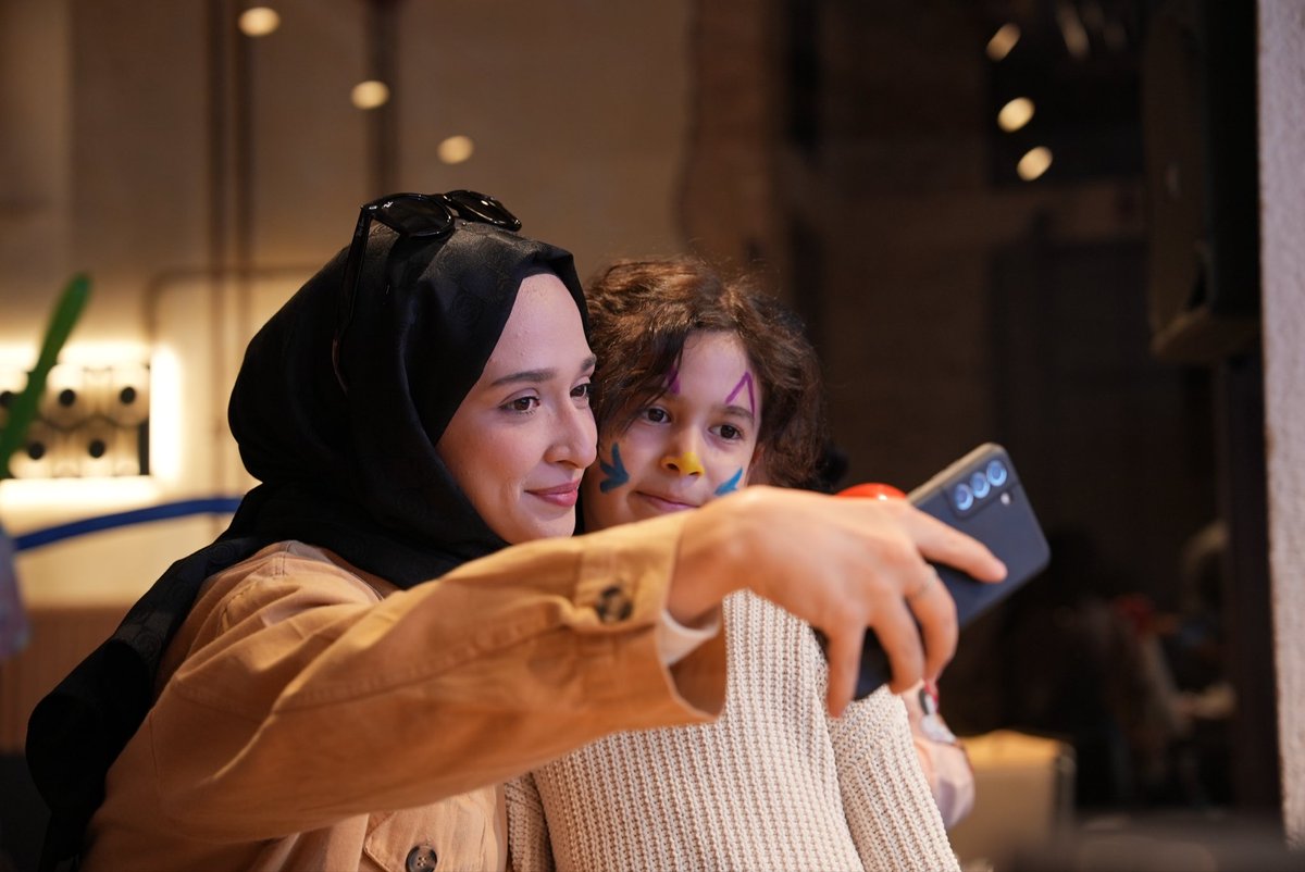 sobeotizm's tweet photo. Atölye SOBE serimizin yeni buluşmasında bu kez rengarenk mumlar yaptık. 💛

Çocuklarımız kendi elleriyle birbirinden güzel mumlar tasarladı. Bu atölyede, çocuk evlerinden gelen minik misafirlerimiz de bizlerleydi. Birlikte ürettik ve sıcacık anılar biriktirdik. 

Katılım sağlayan tüm ailelerimize ve samimi atmosferiyle bize ev sahipliği yapan Depo No.4 ekibine teşekkür ederiz.

Atölyelerimiz, her ay farklı temalarla hem çocuklara hem yetişkinlere özel olarak devam edecek. Takipte kalın!

| #sobeotizm #atölyeSOBE #mumatölyesi