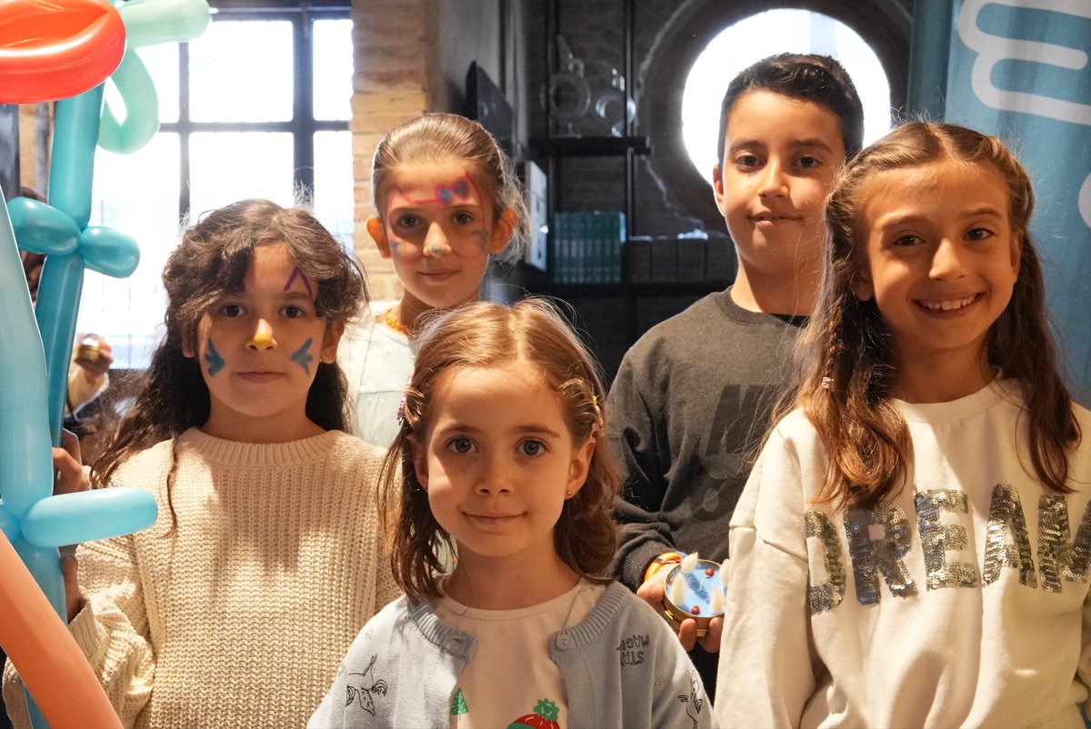 Atölye SOBE serimizin yeni buluşmasında bu kez rengarenk mumlar yaptık. 💛

Çocuklarımız kendi elleriyle birbirinden güzel mumlar tasarladı. Bu atölyede, çocuk evlerinden gelen minik misafirlerimiz de bizlerleydi. Birlikte ürettik ve sıcacık anılar biriktirdik. 

Katılım sağlayan