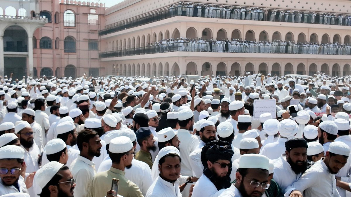 MJalalAf's tweet image. Massive crowd at today’s visit of Afghan FM Muttaqi to Deoband.