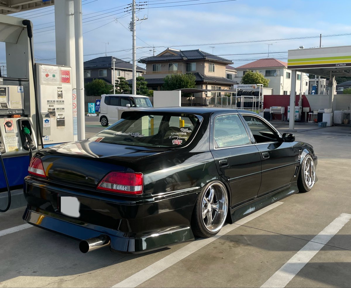#買い逃さず買った車シリーズ
マークII潰して箱替えの車探してたらヤフオクで見つけて連絡したら入札額よりも安く譲ってくれた。
歴無し10万キロのハコをボロボロにしちゃったけど売ってくれたじいちゃんは喜んでた