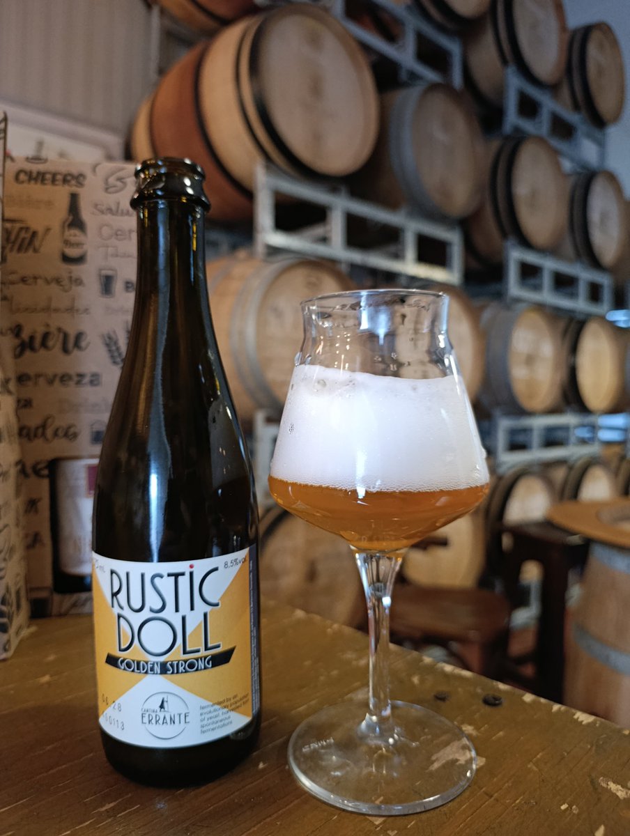 Rustic Doll, la nuova Belgian strong Ale di #cantinaerrante il progetto "in botte" del Birrificio San Gimignano. (Foto di sabato scorso c/o la taproom del birrificio) 🧡🍺