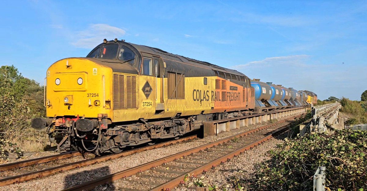 Harrod15S's tweet image. 37099 &amp;amp; 37254 on RHTT duties through Thorpe Marsh this afternoon 11/10/25 working 3J51 York Thrail Europa to York Thrail Europa #class37 #trains #RHTT #ThorpeMarsh