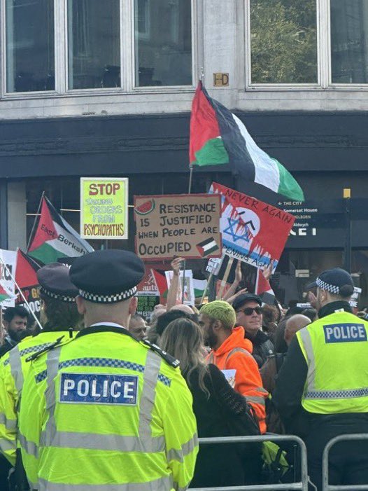 NiohBerg's tweet image. The Met Police casually looks at intifada death marchers using exactly the same language that led to the Manchester terrorist attack.

Thanks, Keir and Shabana and Sadiq.

Thanks for fucking nothing, you swine 🙏🏻