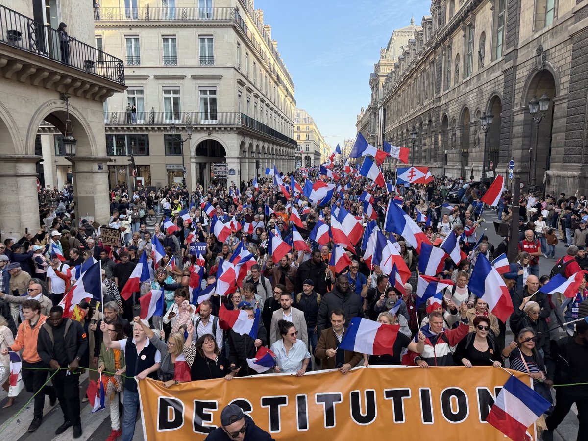 Quelle incroyable démonstration de force tous ces drapeaux français dans les rues cet après-midi à l’appel des Patriotes !

Et la foule qui hurlait « Macron dehors ! »

« FREXIT ! »

« Révolution ! »

Quelle force !

On les aura ! 🇫🇷🇫🇷🇫🇷