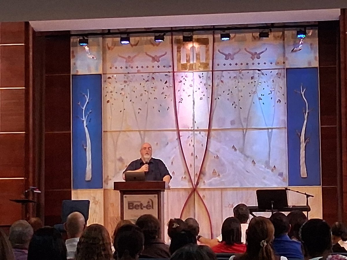 "Hoy día tenemos teléfonos inteligentes, TV inteligentes, casas inteligentes, de todo inteligente... lo único que falta son padres inteligentes". 😵
 - Juan Valdes
rforh.com