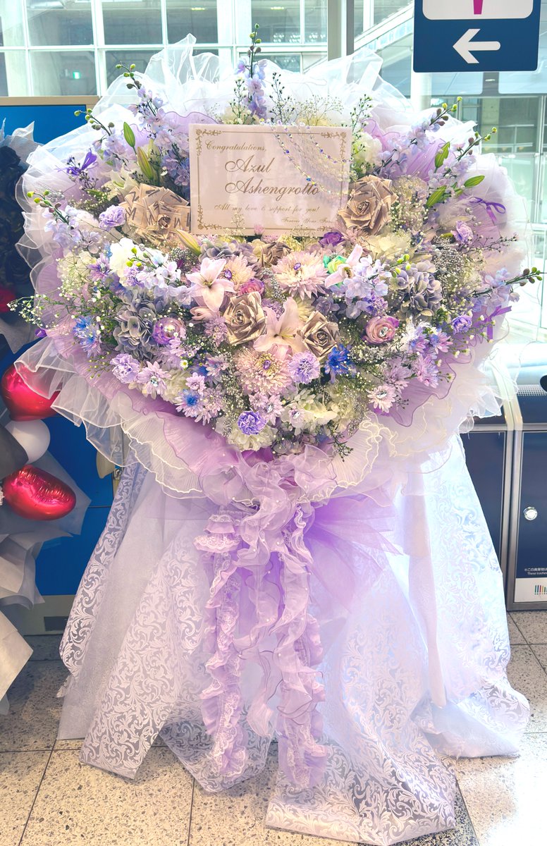 samtaa18's tweet photo. ライブに際してフォロワーさんと2人でアイディアを出し合ってアズールくんにフラスタ贈らせて頂きました💐
プラチナジャケットのイメージをベースに髪や目、メンカラ等アズールくんを構成する色味で、アズールくんがキラキラに輝いてほしいという願いを込めました。

改めて開催おめでとうございます！ https://t.co/lGsmFjdqLy