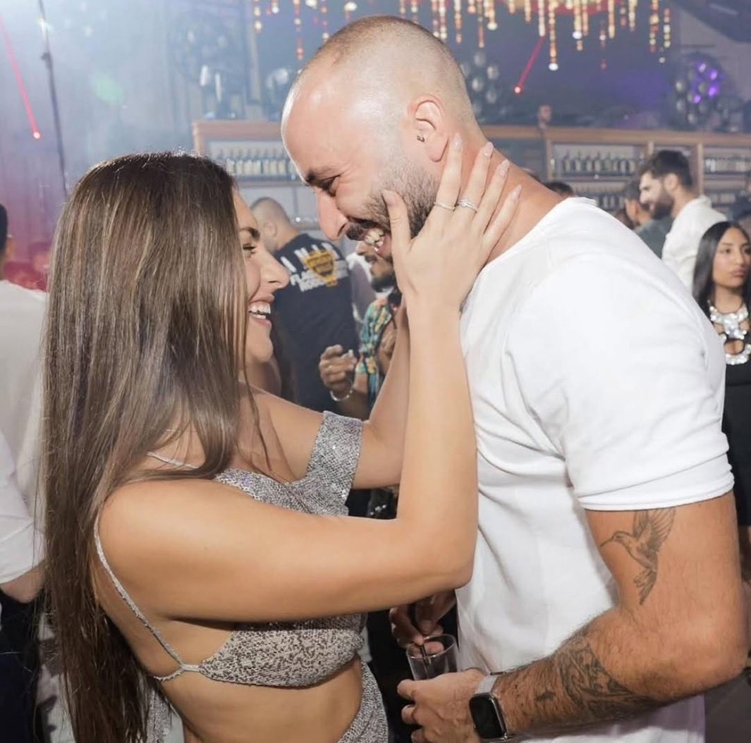 روئی شالِو، بازمانده فستیوال نوا، پس از تحمل اندوه مرگ همسرش و رنج‌های روانی ناشی از حمله هفتم اکتبر، در نزدیکی شهر نتانیا به زندگی خود پایان داد.
همسرش «ماپال آدام» همان روز در فستیوال موسیقی نوا به‌دست تروریست‌های حماس، در برابر چشمان او، به‌طرزی وحشیانه کشته شد. دوستان نزدیک