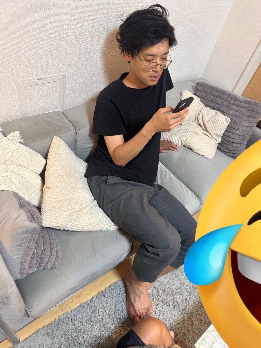 olptomoya's tweet image. ちなみに仮屋さんは
ガチャさんに署名をいただいてる間に
福留光帆の動画見てました📱
#キングオブコント 
#サッチー