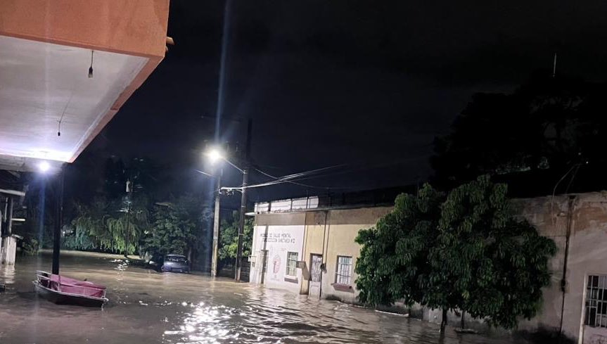AnaRamirezVi's tweet photo. En el 99, aunque tenía 3 años recuerdo la inundación claramente, mi mamá sola con 3 hijas y subiendo todo lo que pudiera del consultorio dental de mi papá y equipo de cómputo de su despacho, este 2025 misma historia, diferentes personajes.. https://t.co/gNS6zM95zk