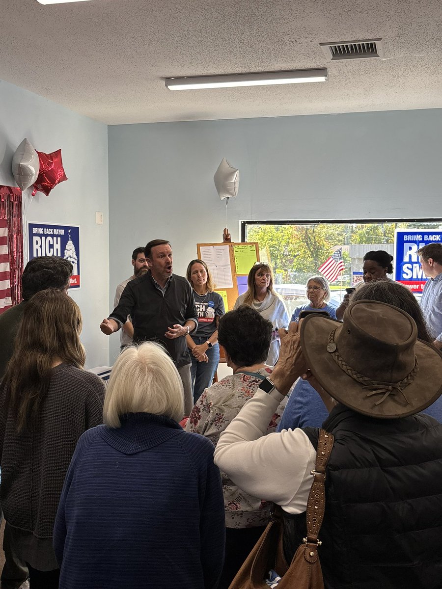 ChrisMurphyCT's tweet image. I’m on the road today supporting local candidates - particularly in towns where we have a chance to flip red to blue.
Started the day supporting Kevin Christie in Westport and my old friend Rich Smith in Milford.