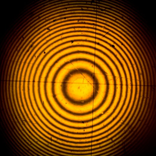 Mathonymics's tweet image. Newton&apos;s Rings, discovered by Isaac Newton, are concentric and alternating bright and dark circular fringes formed by light interference in a thin air film between a plano-convex lens and a flat glass plate.

They are formed by placing a plano-convex lens with a large radius of…