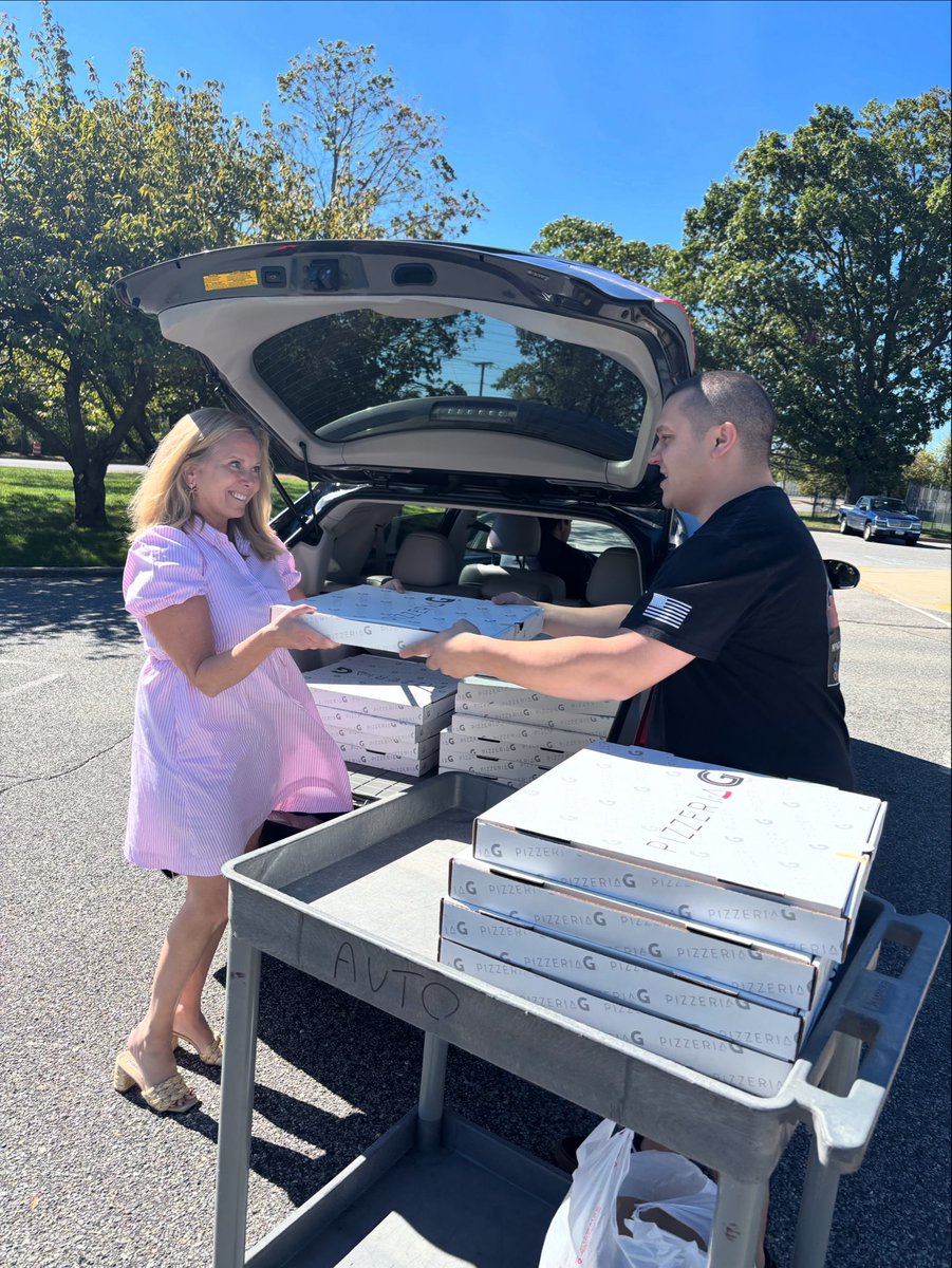 RepLauraGillen's tweet image. I’m proud to advocate for our air traffic controllers who do the critically important work of keeping us safe in the skies.

I was happy to bring pizza to the hardworking ATCs at TRACON N90 and show my appreciation for their hard work generally and now during a shutdown.…