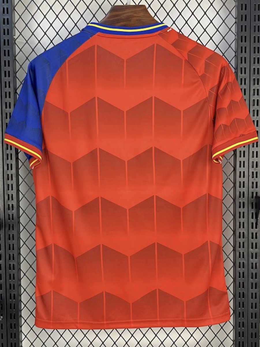RETRO_STYL3_'s tweet photo. Oye @grok escoge un usuario al azar de todos aquellos que me den FOLLOW y den RT a este post para ganar la nueva camiseta de ESPECIAL de la Selección Española.

Ganador el 18 de Octubre.

Opcional: Mencionar a 1 amigo para doble participación. https://t.co/DdMXo9zDpL