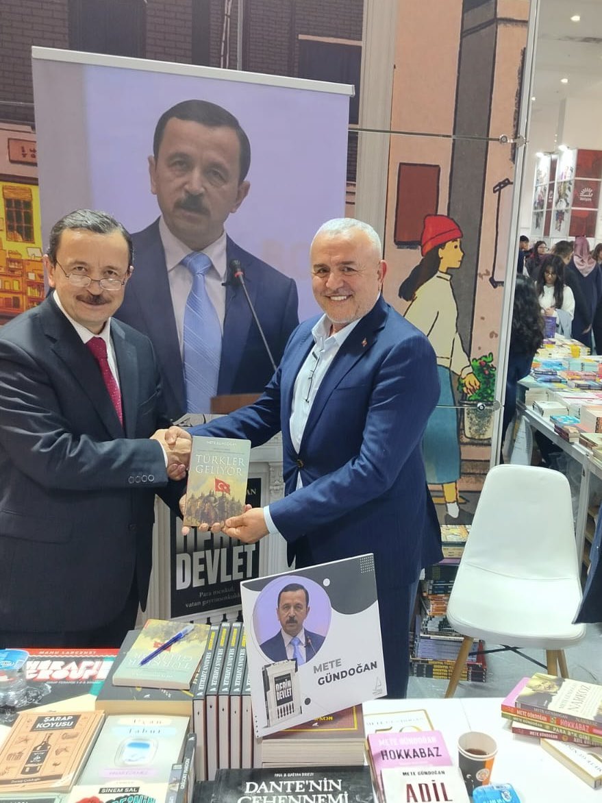 AKarakurt_'s tweet photo. Bugün Ankara Kitap Fuarında Prof. Dr. Mete GÜNDOĞAN Beyin "TÜRKLER GELİYOR" kitabının söyleşisine katıldık.
Bölgemizin güvenliği ile ilgili fikir alışverişinde bulunduk https://t.co/aNtk1kF8qk