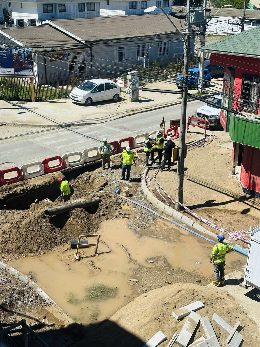 valreyesv's tweet image. 2 hombres trabajando y 5 mirando cómo trabajan y tirando la talla. Super competentes sus trabajadores @_ESVAL @sitiodelsuceso @muni_quilpue