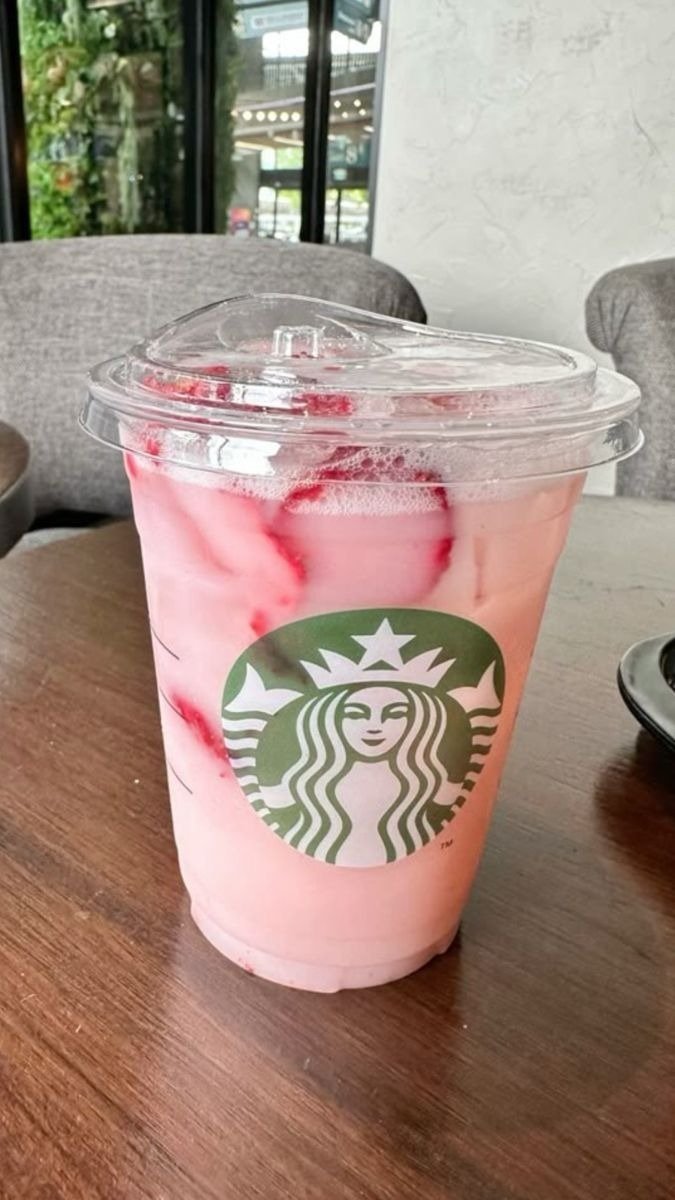 MarcossJr98's tweet image. “Sometimes inspiration tastes like strawberries and coffee ☕🍓 #SaturdayVibes #DesignerLife”