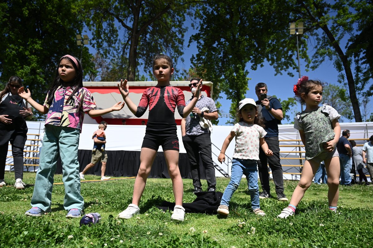 El grupo “La Maleta” hizo disfrutar a los más pequeños con su show de música y cuentos en el Parque de las Colectividades. 🎵📖 Un momento lleno de alegría y magia en el marco del Día de la Hispanidad 2025. 🇪🇸
#EstadioEspañol #DíadelaHispanidad
