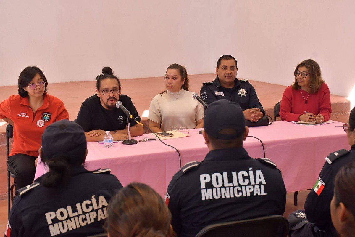 Rediaschiapas's tweet photo. ⭕️ 9 de oct. realizamos un taller en enfoque de derechos con Policía y Tránsito de San Cristóbal. Co-facilitado por REDIAS, Melel Xojobal y Voces Mesoamericanas para fortalecer la actuación con NNA. Gracias a SIPINNA San Cristóbal y al personal municipal. 
https://t.co/yruYjI9WZt https://t.co/Lx9Y0I7ldy