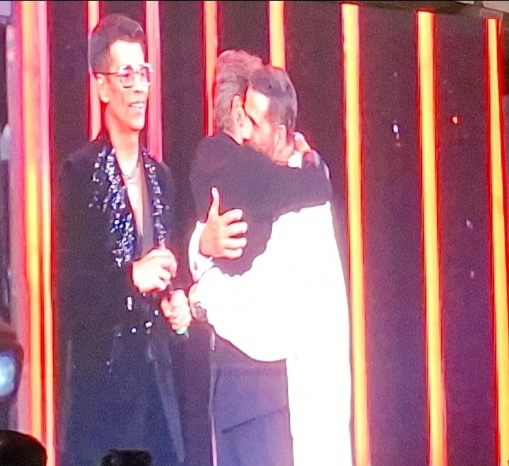 MKDJobsNew53's tweet image. Akshay Kumar &amp;amp; Shah Rukh Khan Hug each other at #FilmfareAwards2025  #ShahRukhKhan𓀠 #AkshayKumar𓃵 #King  #Haiwaan