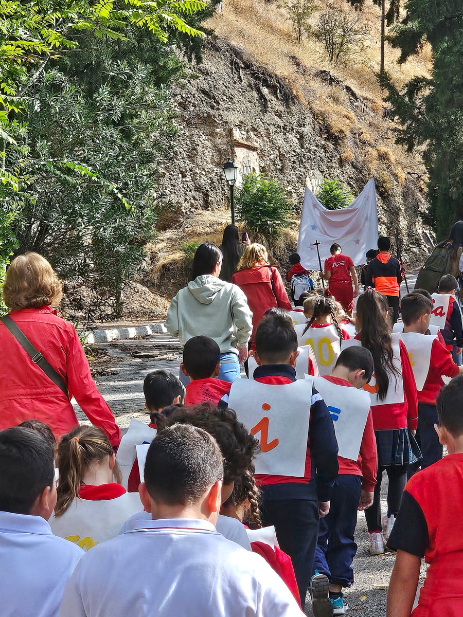 AMcasamadre's tweet photo. El alumnado de nuestro centro participó el pasado viernes en una peregrinación a la Abadía del Sacromonte con motivo de la celebración del Año Jubilar. Bajo el lema "Peregrinos en la esperanza", realizamos una liturgia de la palabra que puso el broche a este bonito acto. https://t.co/n8TGLyceiQ