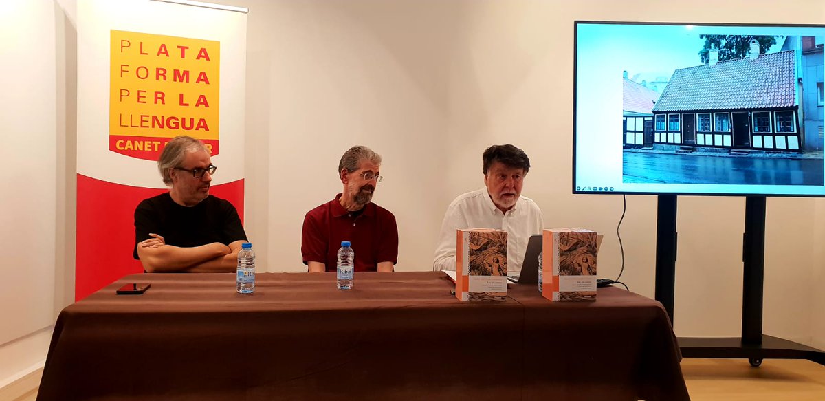 llenguacat_CAT's tweet photo. ✨Ahir a Canet de Mar, a la commemoració de la mort de l'autor dels contes que ens han acompanyat des de petits: Hans Christian Andersen 🧜🦢 https://t.co/FTli7ivECY