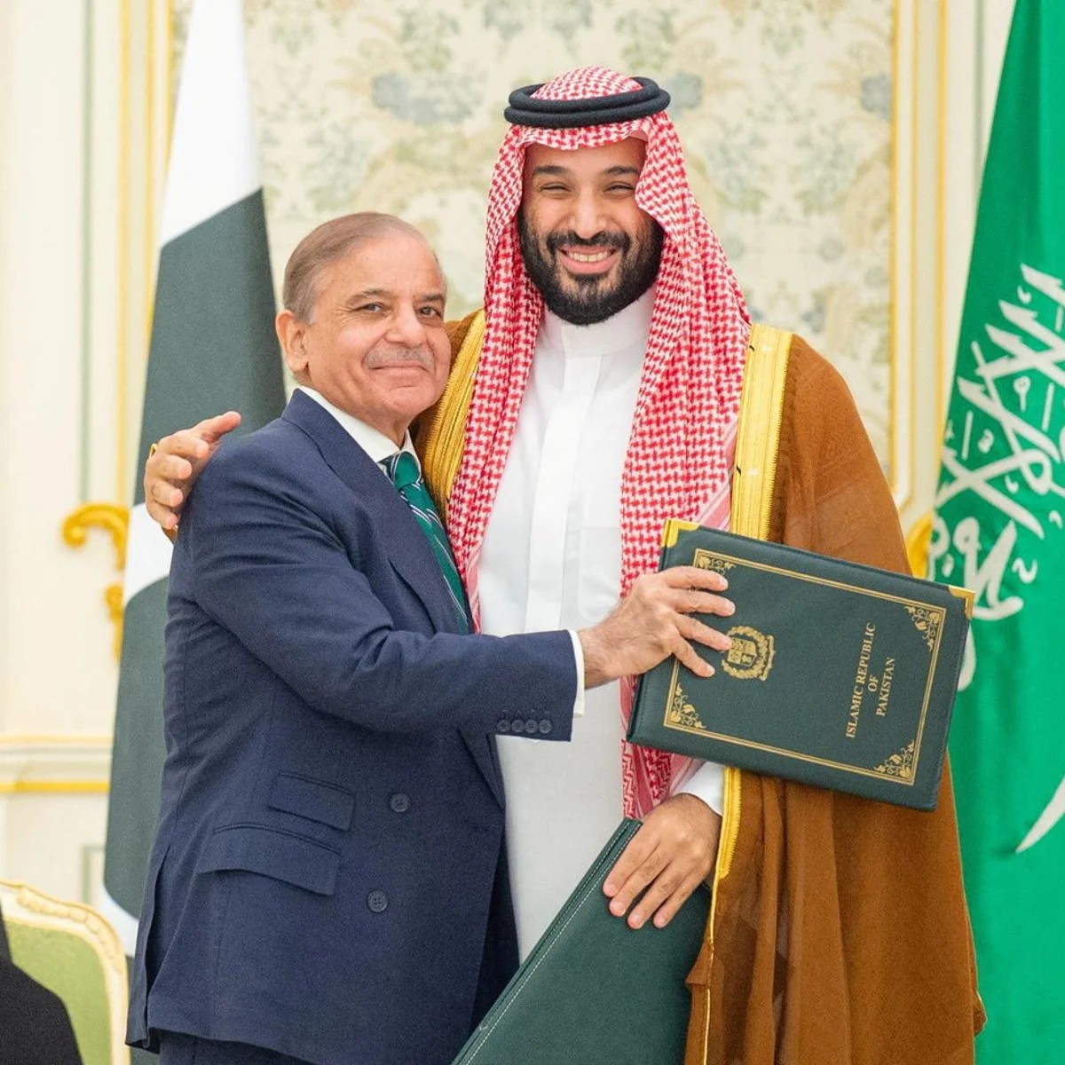Finallydiditonx's tweet image. Shehbaz Beggar Shareef must be frantically calling Saudis for help now, just a few days back he signed an agreement with them.
But Sheikh sahab must be enjoying time in his palace with all Pakistan numbers in block list.