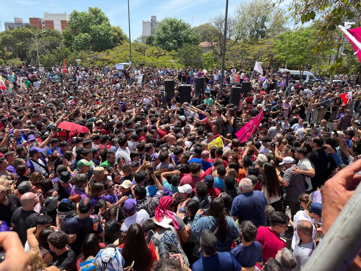 Cuando dicen que Milei no puede caminar por las calles, tienen razón.

Gran recibimiento en Chaco
