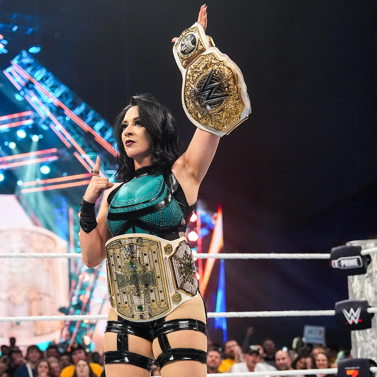 ArchivoGris's tweet image. Hoy en el evento de #WWECrownJewel
Stephanie Vaquer se llevó la victoria al derrotar a Tiffany Stratton y con esto llevarse el campeonato Femenino Crown Jewel de la wwe.
Foto: WWE