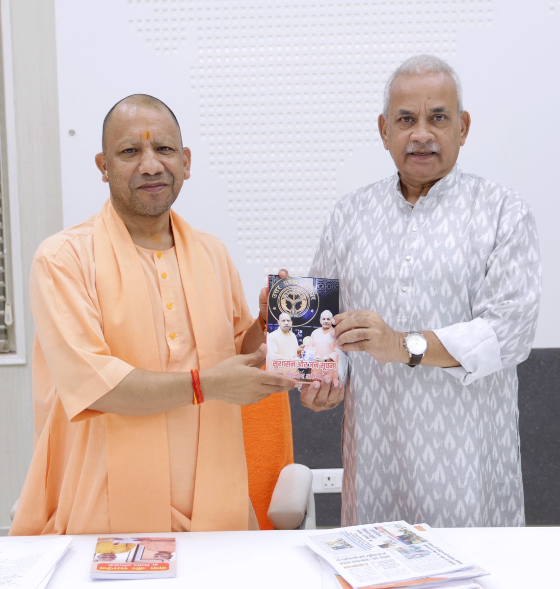 myogioffice's tweet image. मुख्यमंत्री श्री @myogiadityanath जी महाराज से आज लखनऊ में उत्तर प्रदेश के राज्य सूचना आयुक्त डॉ. दिलीप अग्निहोत्री जी ने शिष्टाचार भेंट की।