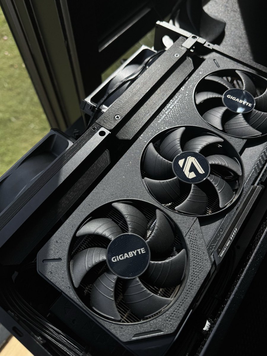 2dr0z's tweet photo. EIGA Exhaust Shroud V2 for my t1.

Updated build👇
Case - Formd t1
cpu - 7800x3d
Gpu - Gigabyte RX 9070 XT
Motherboard - asrock a620i
Ram - Corsair vengeance 32gb
Psu - Corsair SF850 
Cooler - Thermalright AXP90-X53 copper with Noctua NF-A9x14 and fan duct
Case fans - Corsair RS120 Max