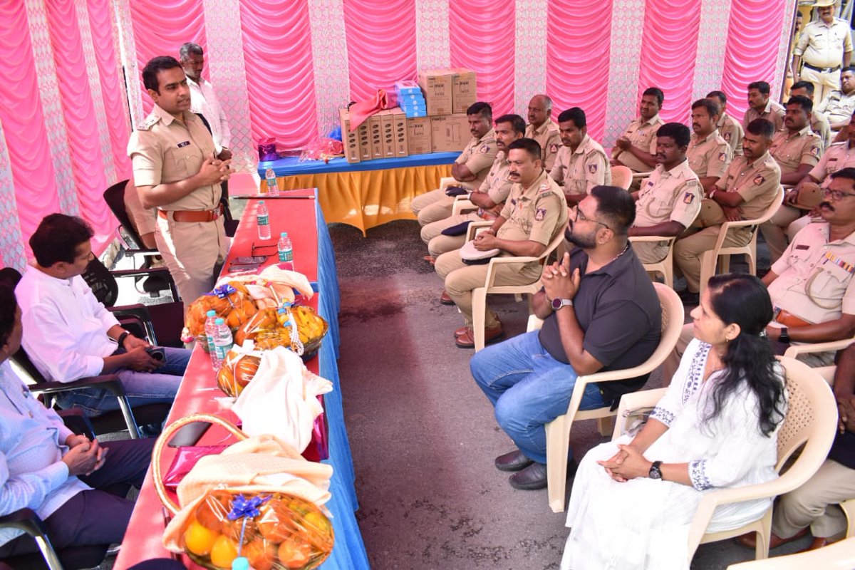 KolarPolice's tweet photo. ಇಂದು ಕೋಲಾರ ಜಿಲ್ಲಾ ಸಶಸ್ತ್ರ ಪೊಲೀಸ್ ಪಡೆಯಲ್ಲಿ ಕೋಲಾರ ರೋಟರಿ ಕ್ಲಬ್ ವತಿಯ ಕಂಪ್ಯೂಟರ್ ವಿತರಣಾ ಕಾರ್ಯಕ್ರಮದಲ್ಲಿ ಭಾಗವಹಿಸಲಾಯಿತು.
#DgpKarnataka #IgpRange #karntakastatepolice #kolar #mulbagal #maluru #masthi #srinivasapura https://t.co/FZJkmozW56